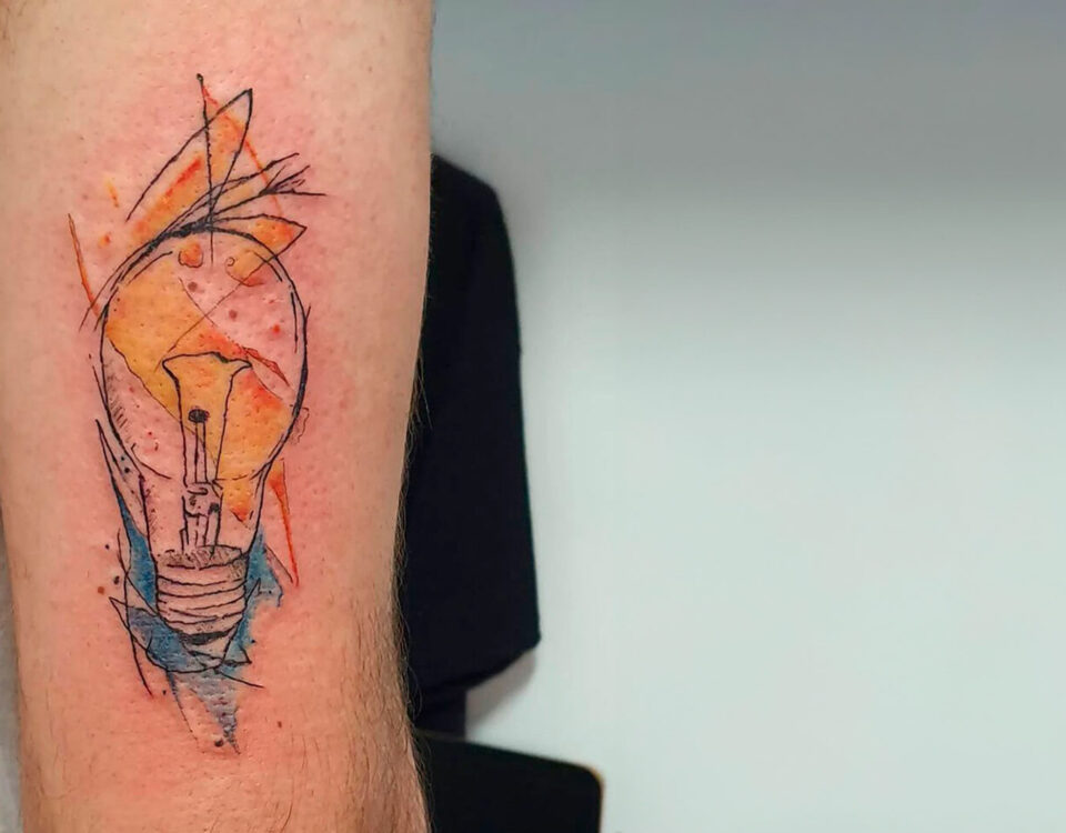 Tatuaggio color lampadina sul braccio